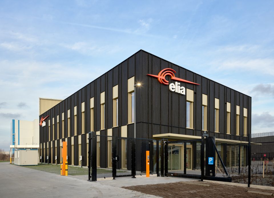 Elia Service Center opgetrokken in hsb met bamboe gevelbekleding