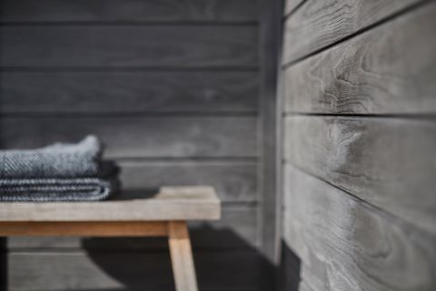 Accoya Color Grey Holzfassade mit grauer Optik dank Imprägnierung bis in den Kern 
