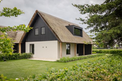 Zwarte houten gevelbekleding geeft strakke look aan klassieke woning