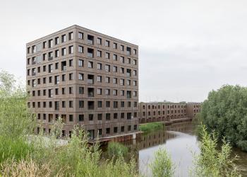 Biobased woningbouwproject Switi in Amsterdam met gevel in thermisch bamboe