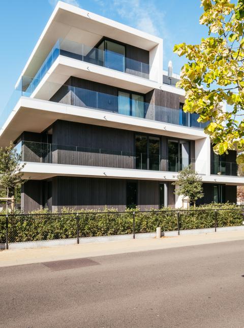 Gevelbekleding thermisch naaldhout zwart Residentie Villa Lynn Koksijde