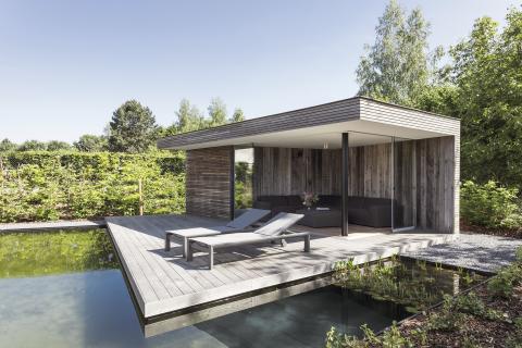 Moderne poolhouse met zwevend terras