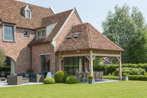 Klassieke eiken terrasoverkapping aanbouw aan huis in landelijke stijl