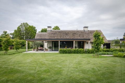 Terrasse couverte attenante à la maison avec cadre en poutres en chêne 