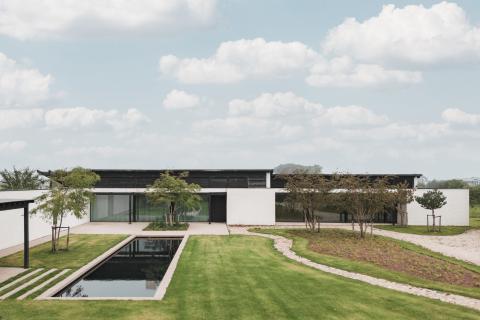 Villa minimaliste noir et blanc construite en CLT