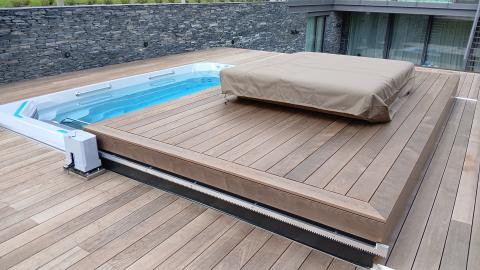 Hoogwaardige zwembadafdekking mooi geïntegreerd in houten terras