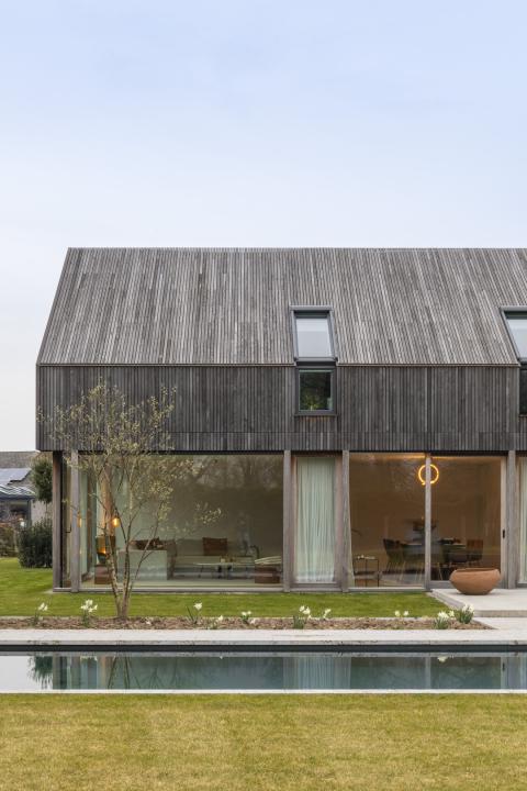 Houten gevelbekleding brengt warmte in strakke landelijke woning