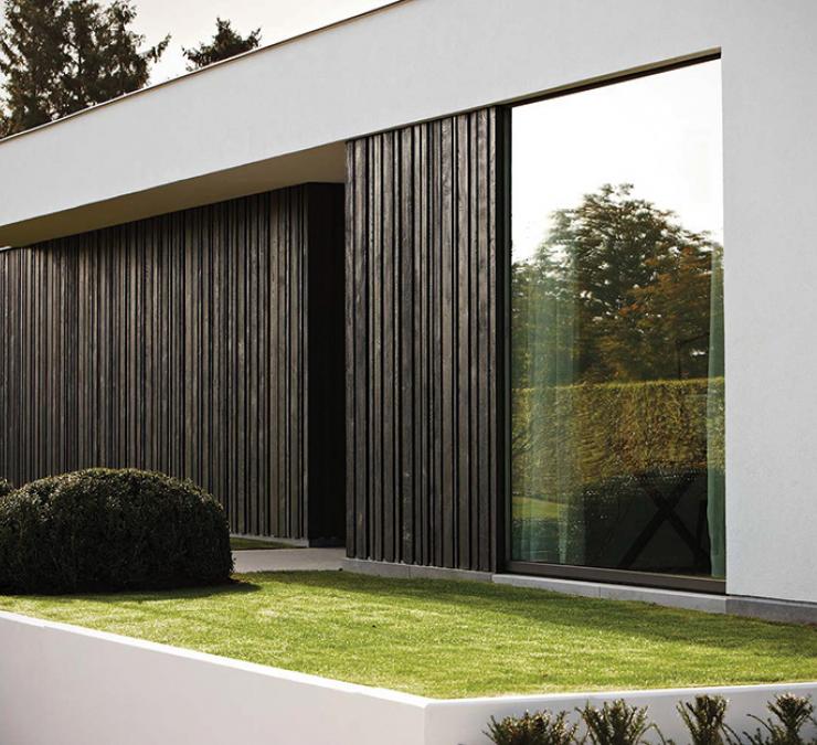 Villa moderne avec bardage en bois brossé noir