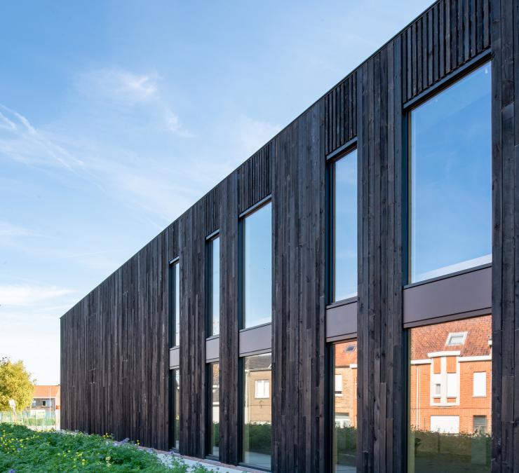 Immeuble de bureaux avec bardage en bois de grange noir