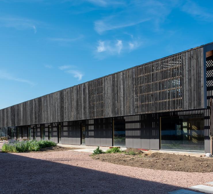 Immeuble de bureaux avec bardage en bois de grange noir