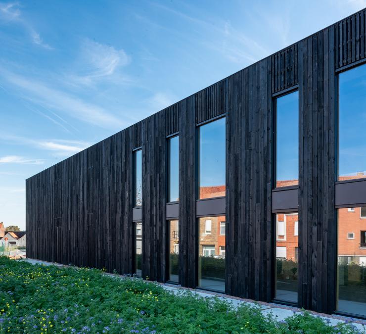 Holzfassade Bürogebäude aus Scheunenholz schwarz geölt