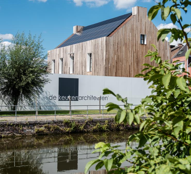 Holzfassade Ausstellungsraum De Keukenarchitecten Denderleeuw