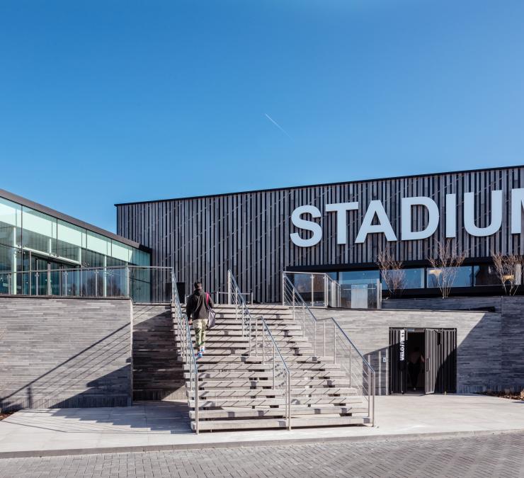 Bardage en frêne thermo-traité Fitness Stadium Molenbeek Saint-Jean