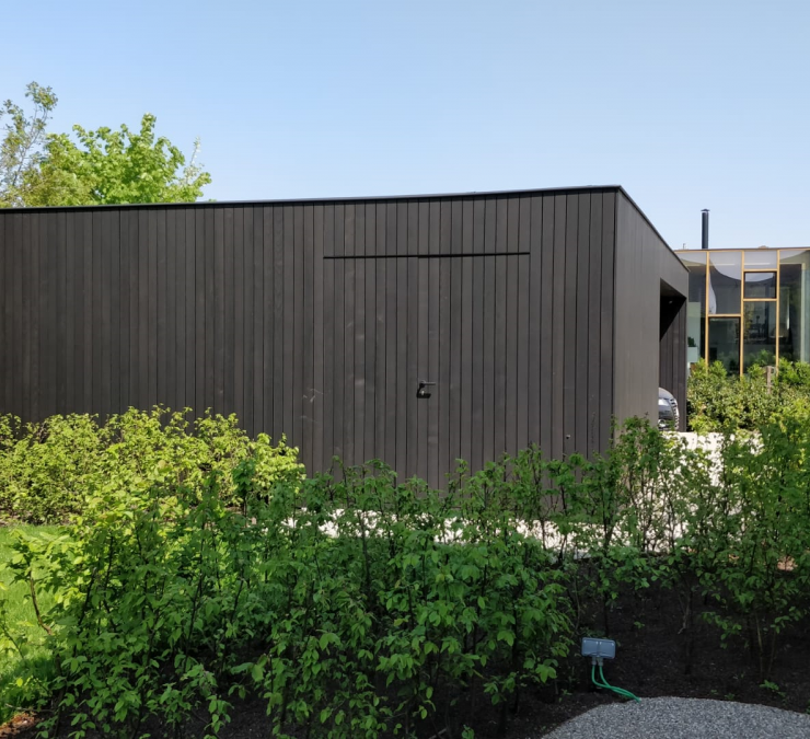 Modernes Gartenhaus aus HOTwood Esche mit schwarzer Veredelung