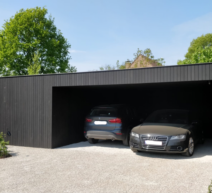 Moderne carport met zwarte afwerking