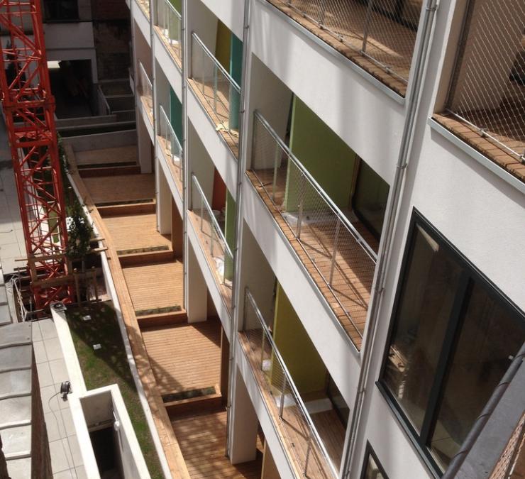 Terrasses en pin thermo-traité immeuble à appartements Bruxelles