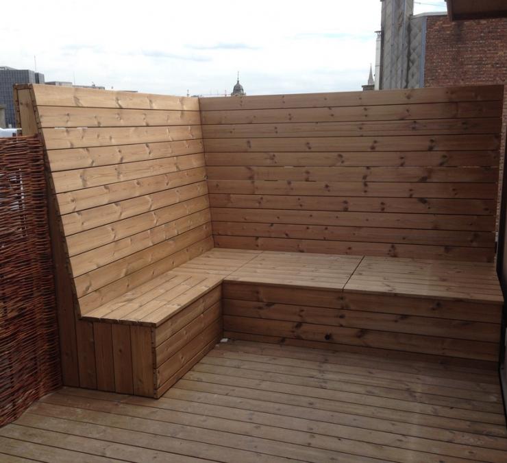 Terrasses en pin thermo-traité immeuble à appartements Bruxelles Thermisch naaldhout zitbank terras Brussel