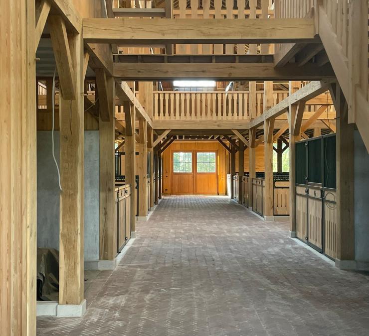 Poutres en chêne ressuyé, écuries royales | Carpentier winddroge eiken balken koninklijke stallen