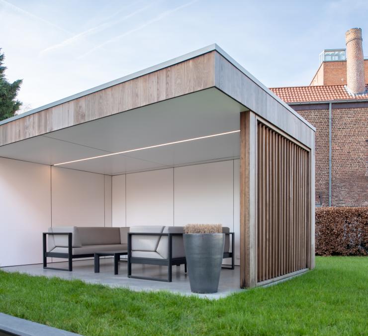 Une terrasse couverte avec brise-soleil en bois comme fermeture latérale