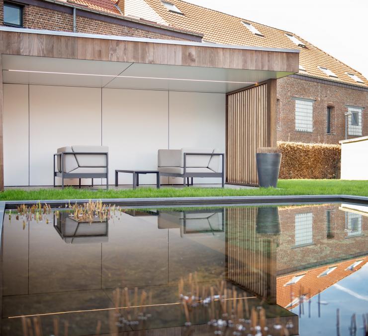 Une terrasse couverte avec brise-soleil en bois comme fermeture latérale