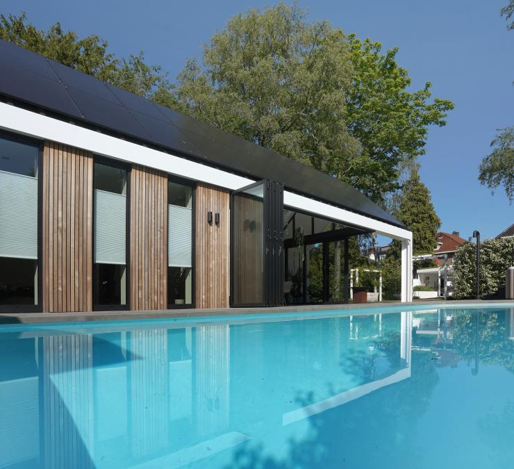 Bardage en frêne thermo-traité pool house moderne