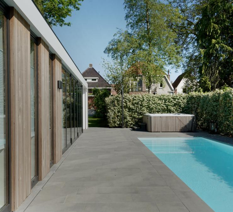 Bardage en frêne thermo-traité pool house moderne Open line QC