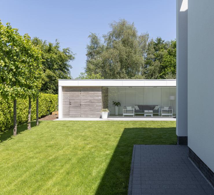 Moderne tuinkamer met berging HOTwood essen gevelbekleding