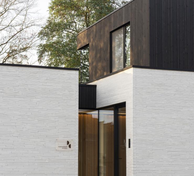 Holzfassade in HOTwood Kiefer SV+QC schwarz geölt