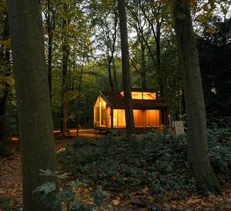 Tiny house in houtskeletbouw by night