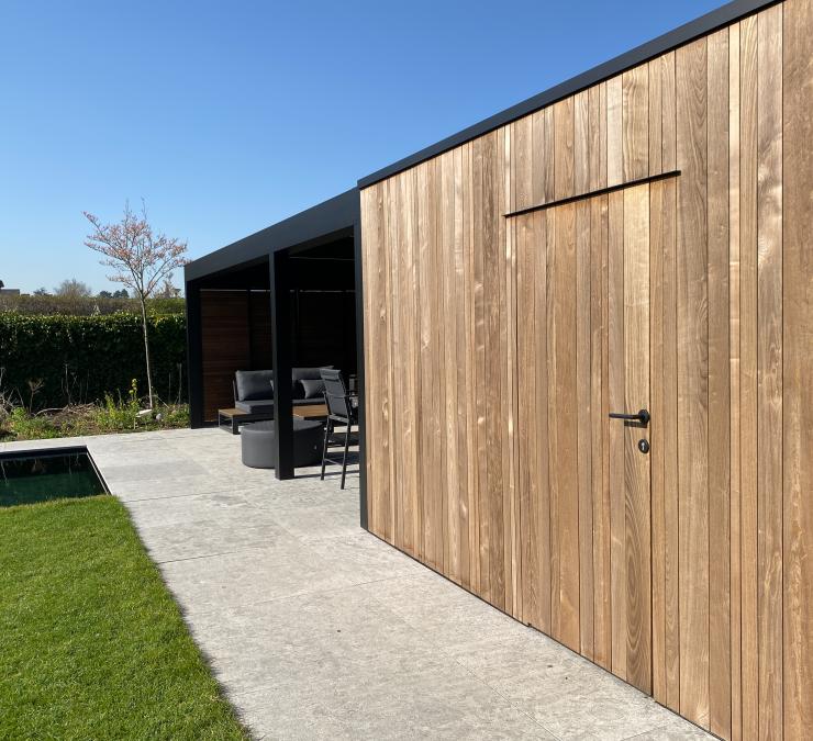 Houten tuinberging met terrasoverkapping