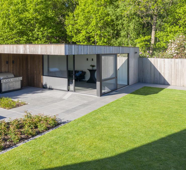 Studio de jardin moderne avec terrasse couverte