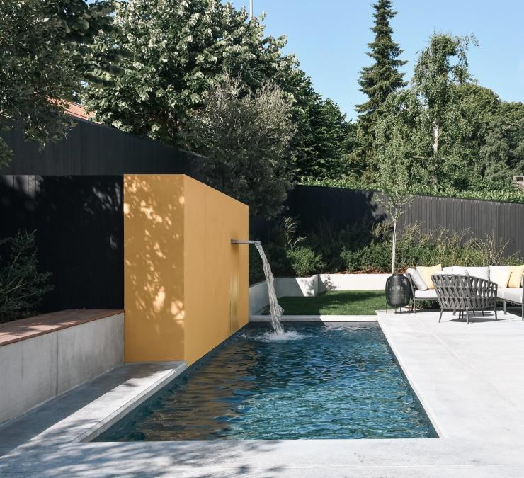 Essenhout met zwarte afwerking als duurzame tuinafsluiting Houten afsluiting HOTwood essen Plus line met zwarte afwerking