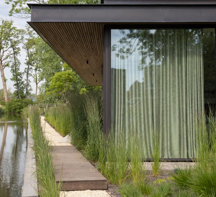 Timber cladding in thermo ash Fine line QC on patio house