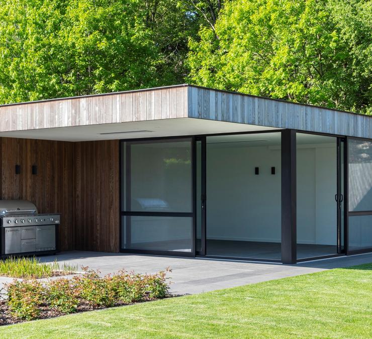 Studio de jardin moderne avec terrasse couverte