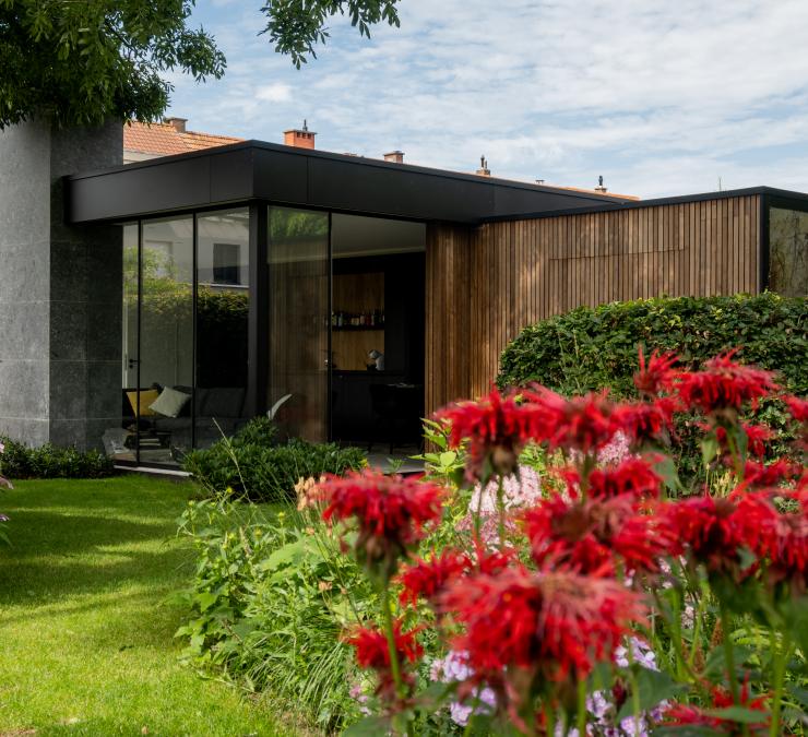 Modernes Poolhaus mit Thermoesche Holzfassade Rhombus Profil