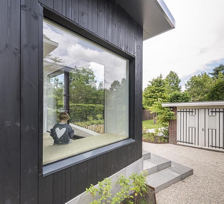 Houten gevelbekleding aanbouw woning HOTwood pine Plus line QC zwart Houten gevelbekleding aanbouw woning HOTwood pine Plus line QC zwart