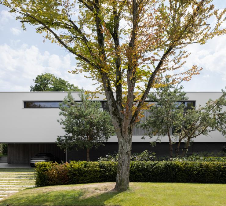 Strakke witte villa met detail afwerking essen verticale profielen op beneden verdiep