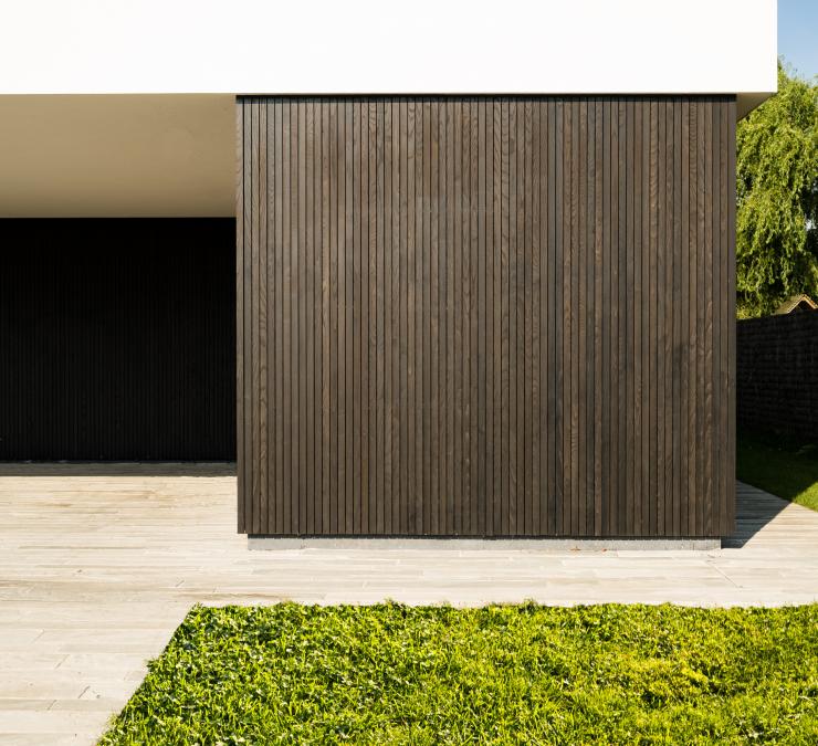 HOTwood Esche Holzfassade Fine Line QC schwarz geölt HOTwood Esche Holzfassade Fine Line QC schwarz geölt