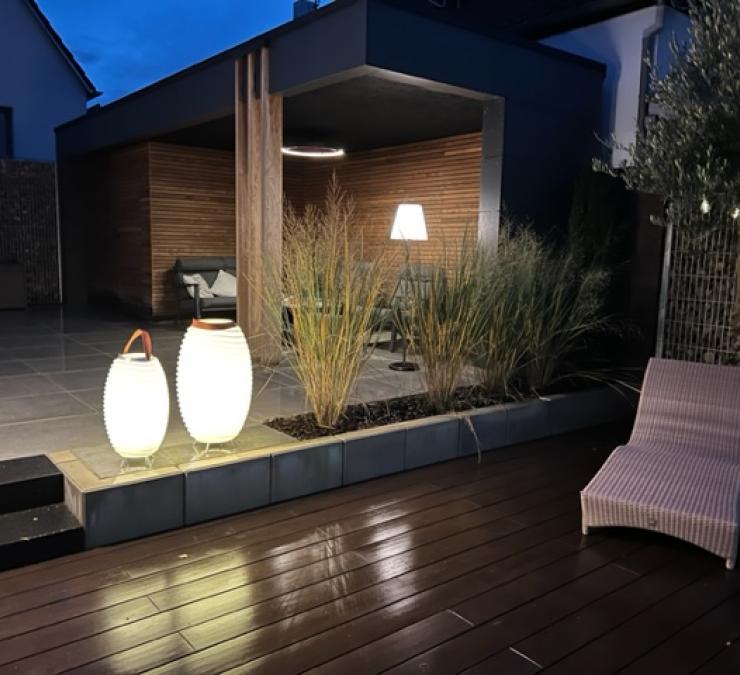 Terrasse en bambou HOTwood en combinaison avec dalles de terrasse grises