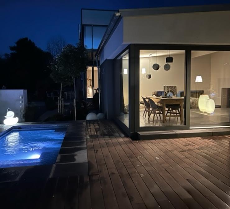 Terrasse en bambou HOTwood bamboe terras naast woning en zwembad