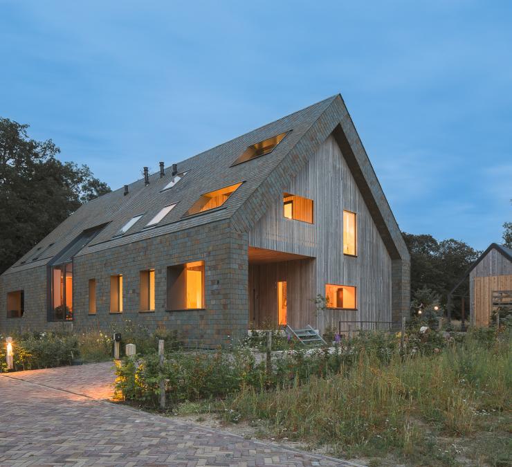 Oude bunkerboerderij gerenoveerd met houten gevelbekleding