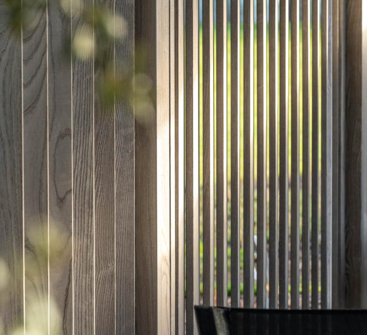 Brise-soleil en bois mi-ouvert mi-fermé