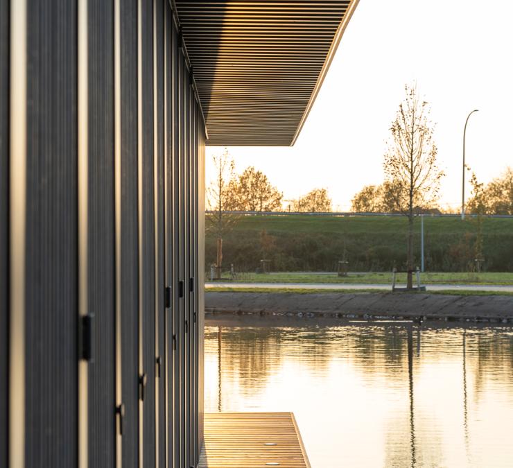 Nahtlose Holzterrasse mit schön integrierter Beleuchtung