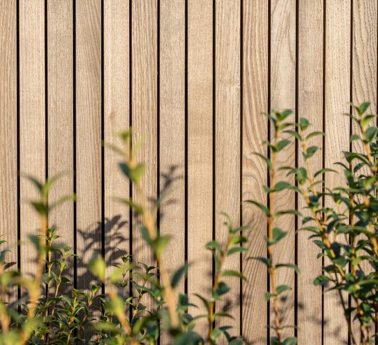 Seamless installation of fencing in Fine line QC HOTwood ash