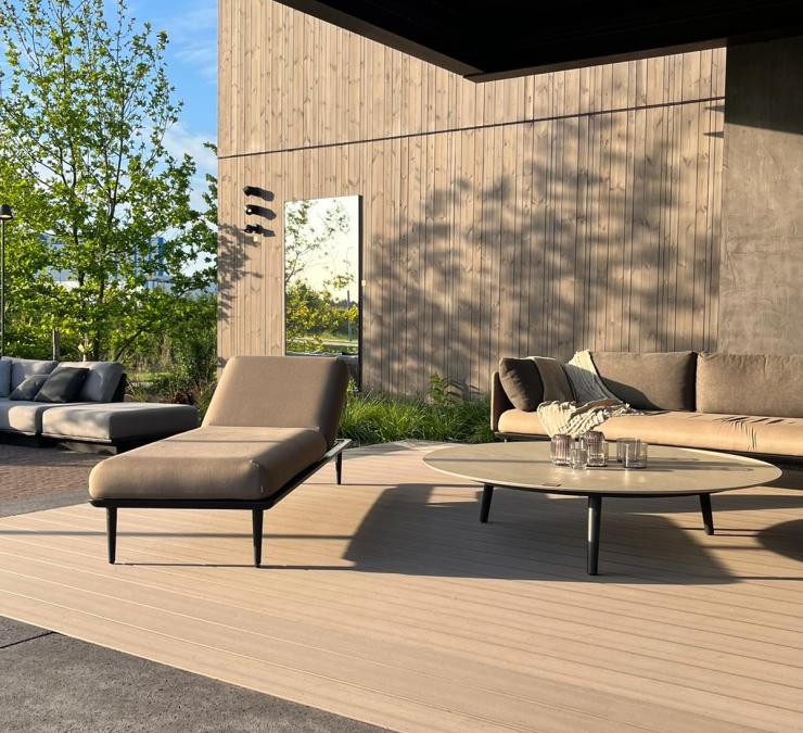 Houten terras en gevelbekleding