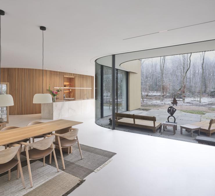 Accoya wand brengt warmte in wit interieur