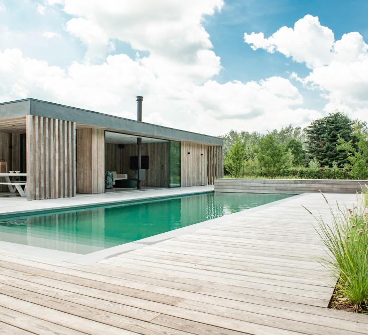 Modernes Poolhaus und Holzdeck aus Thermoeschessen