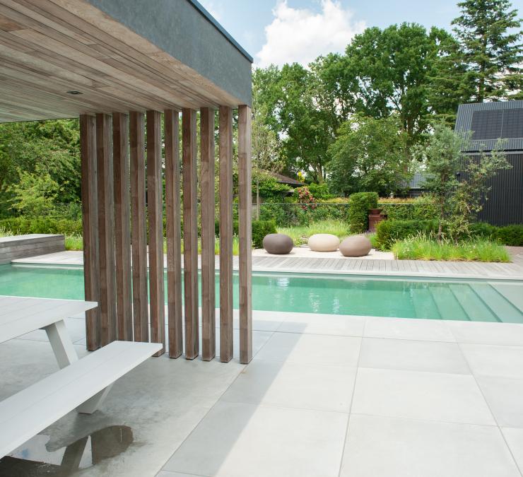 Moderne Terrassenüberdachung mit Blick auf das Schwimmbad