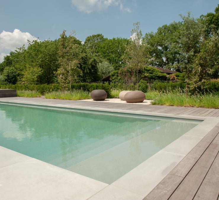 Lames de terrasse en frêne thermo-traité à côté de la piscine