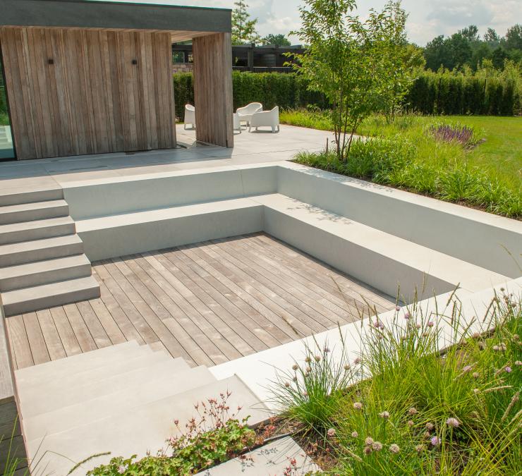 Lounge pit with a thermo ash decking board floor